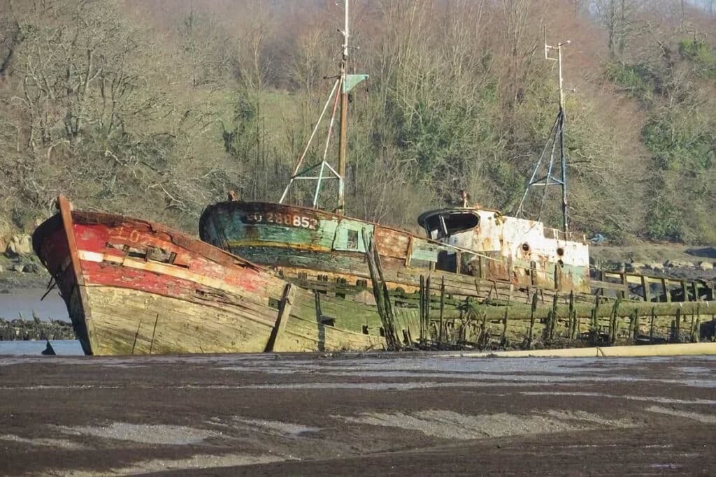 bateau abandonné