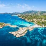 Vue aérienne du littoral de la mer et Cala Xinxell, Illetas, île de Majorque, Espagne