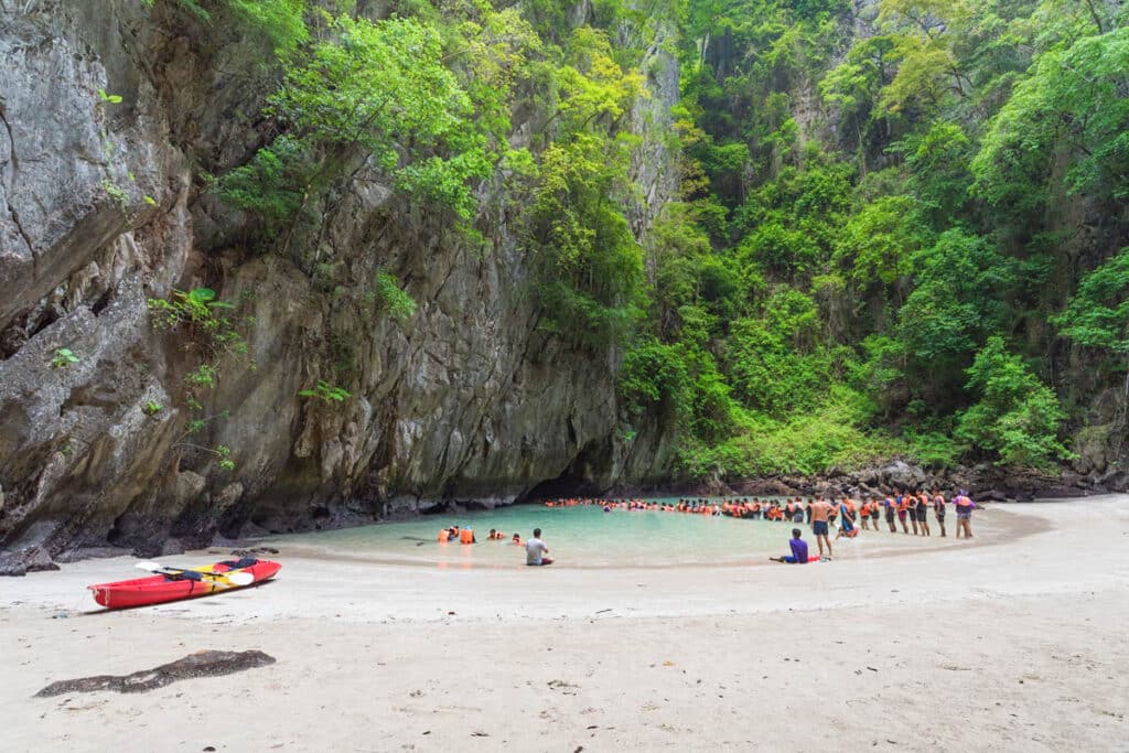 grotte d'émeraude sur l'île de Ko Libong