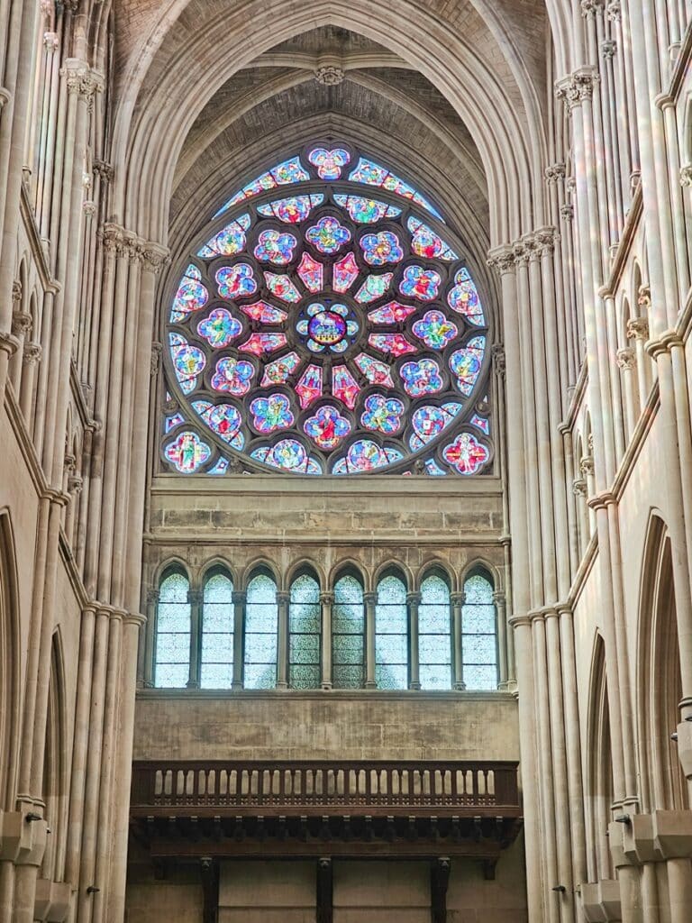 église saint vincent de paul intérieur rosace