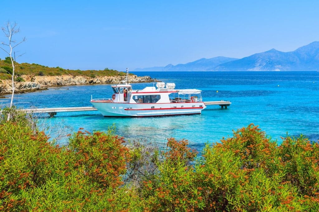 bateau navette plage du Lotu