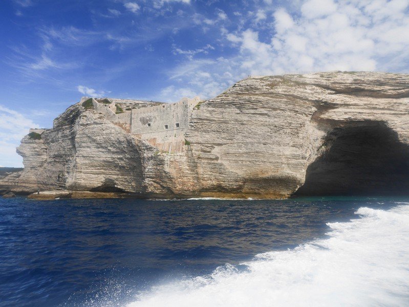 grotte dans la falaise de Bonifacio