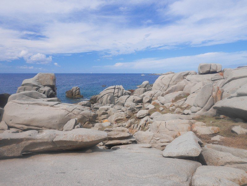 rochers aux îles Lavezzi