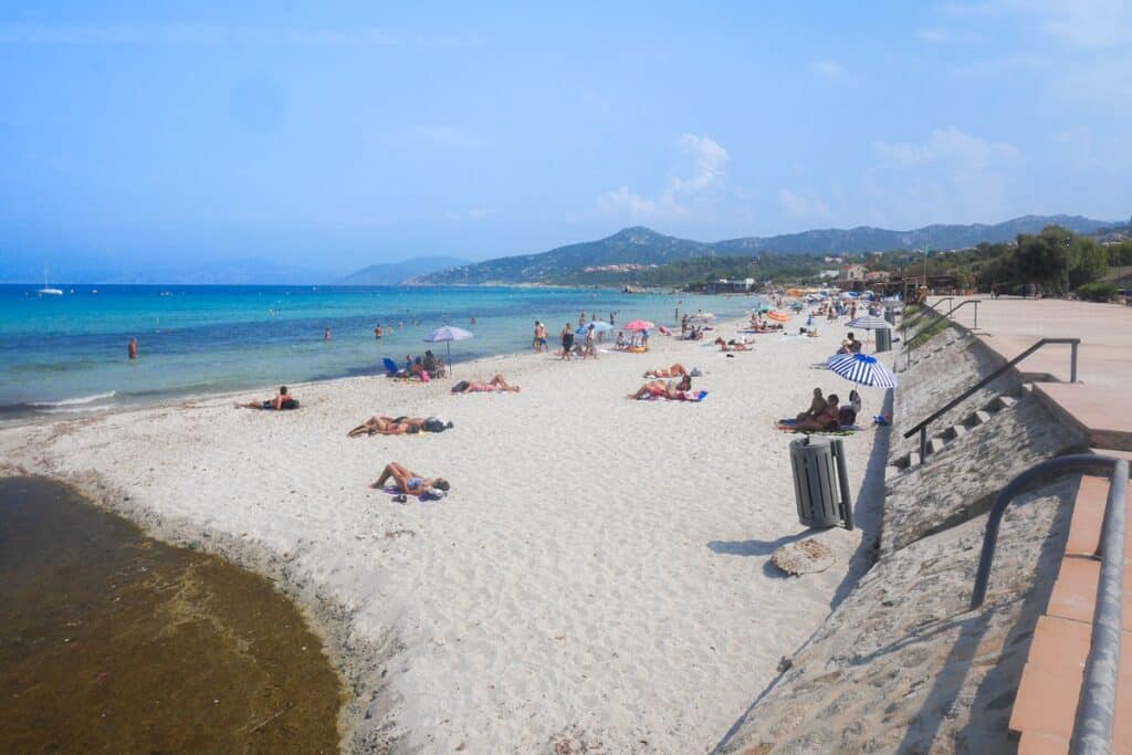 plage de la Marinella à l'île Rousse