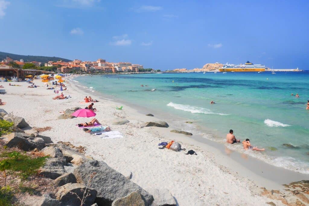 plage de la Marinella à l'île Rousse