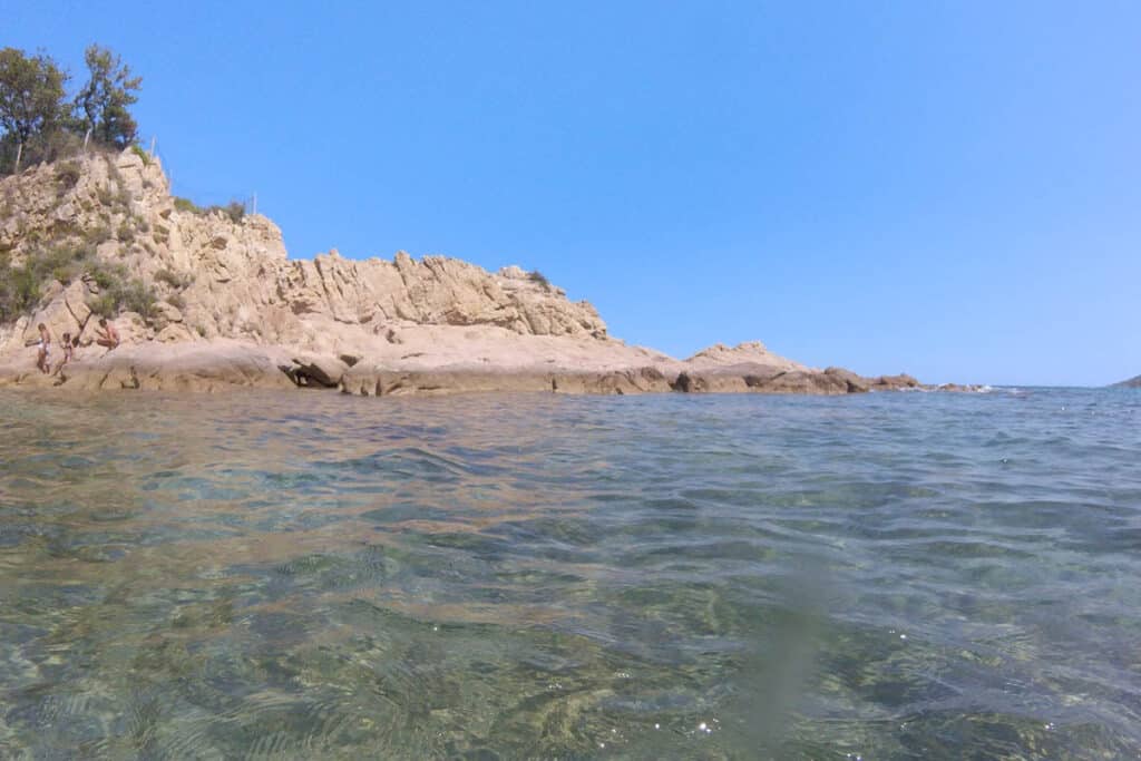 rochers à la plage de Canella