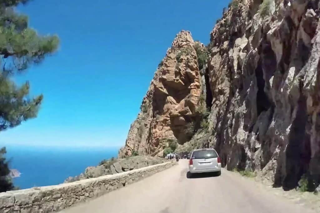 Louer une voiture et conduire en Corse