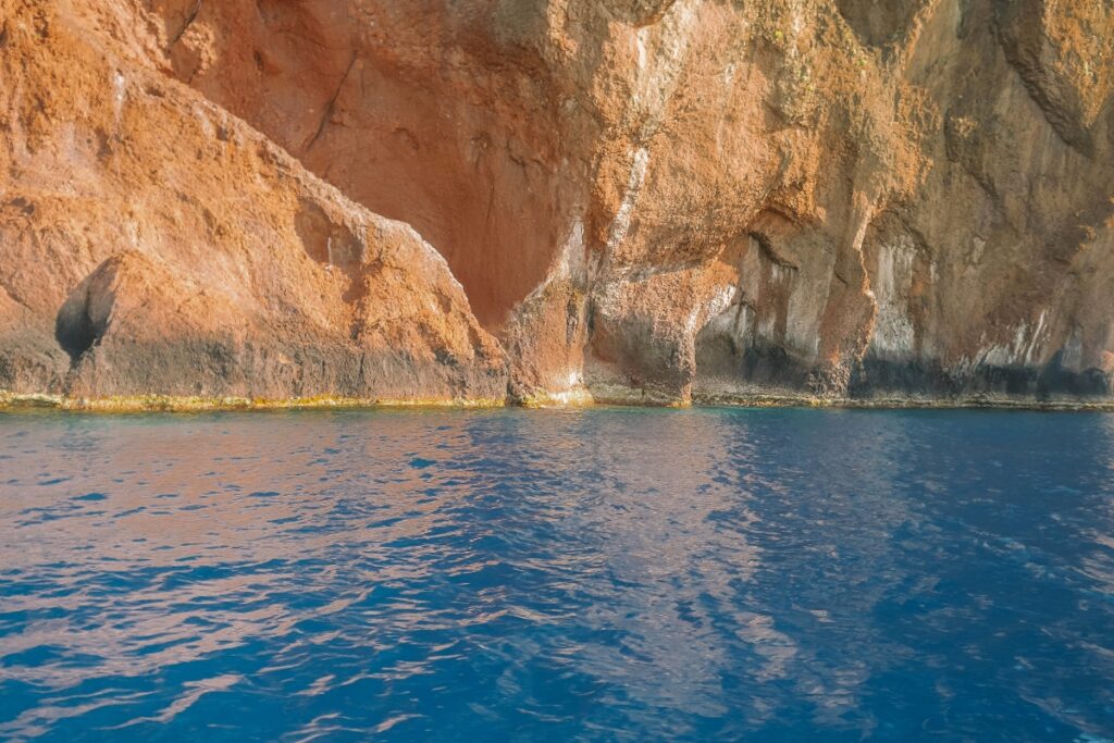 roche rouge et mer bleue