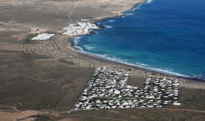 Famara Plane Plage de Famara : bien plus qu'un paradis pour les surfeurs