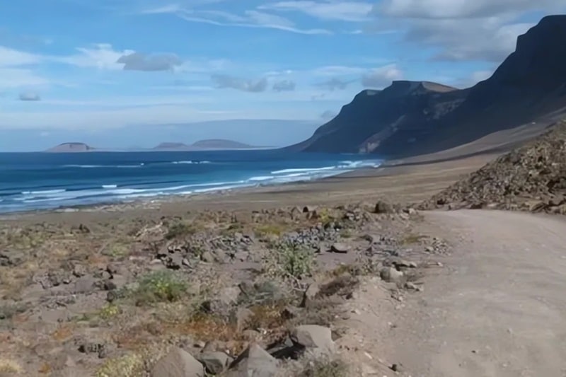 sentier de randonnée sur la côte de Famara