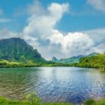 Végétation tropicale luxuriante, eaux cristallines et montagnes volcaniques escarpées au fond de la baie d'Opunohu sur l'île de Moorea
