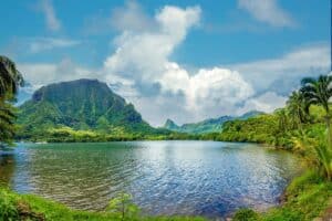 Végétation tropicale luxuriante, eaux cristallines et montagnes volcaniques escarpées au fond de la baie d'Opunohu sur l'île de Moorea