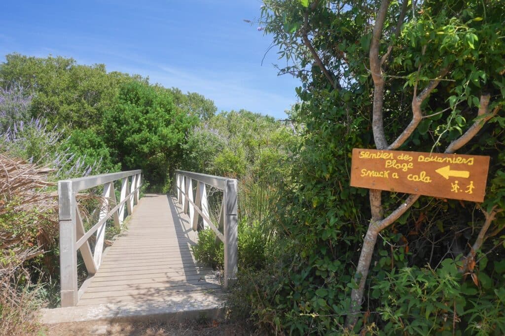 sentier des douaniers près de la plage de barcaggio