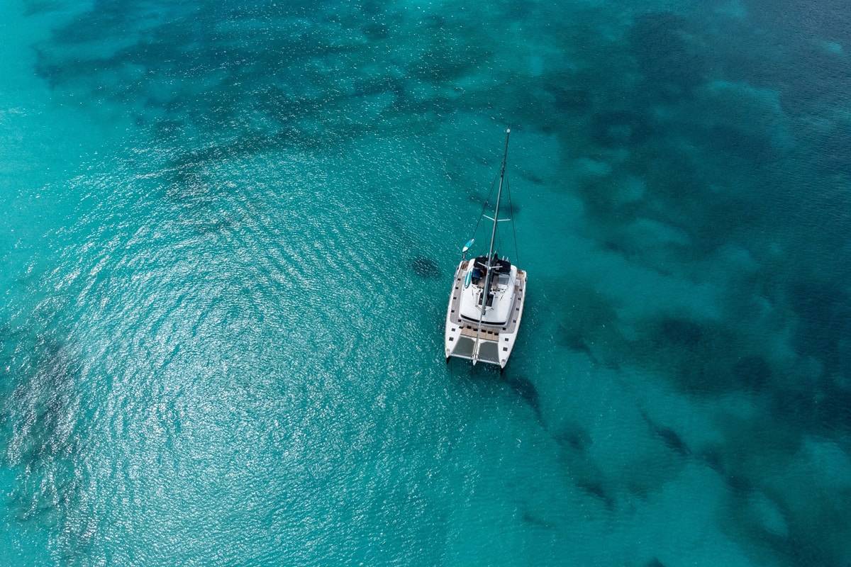 catamaran dans les eaux de la Martinique