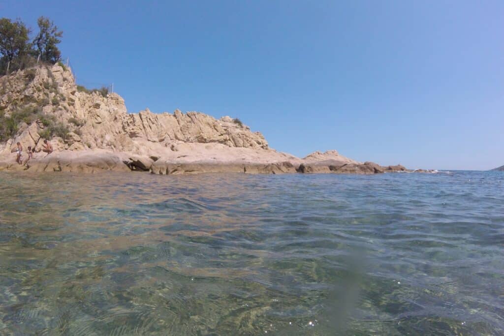 rochers à la plage de Canella