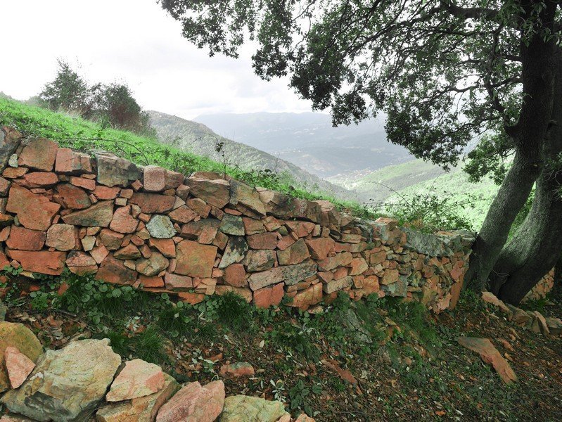mur pierre sèche corse