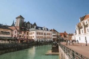 vue sur la ville d'Annecy et sa rivière