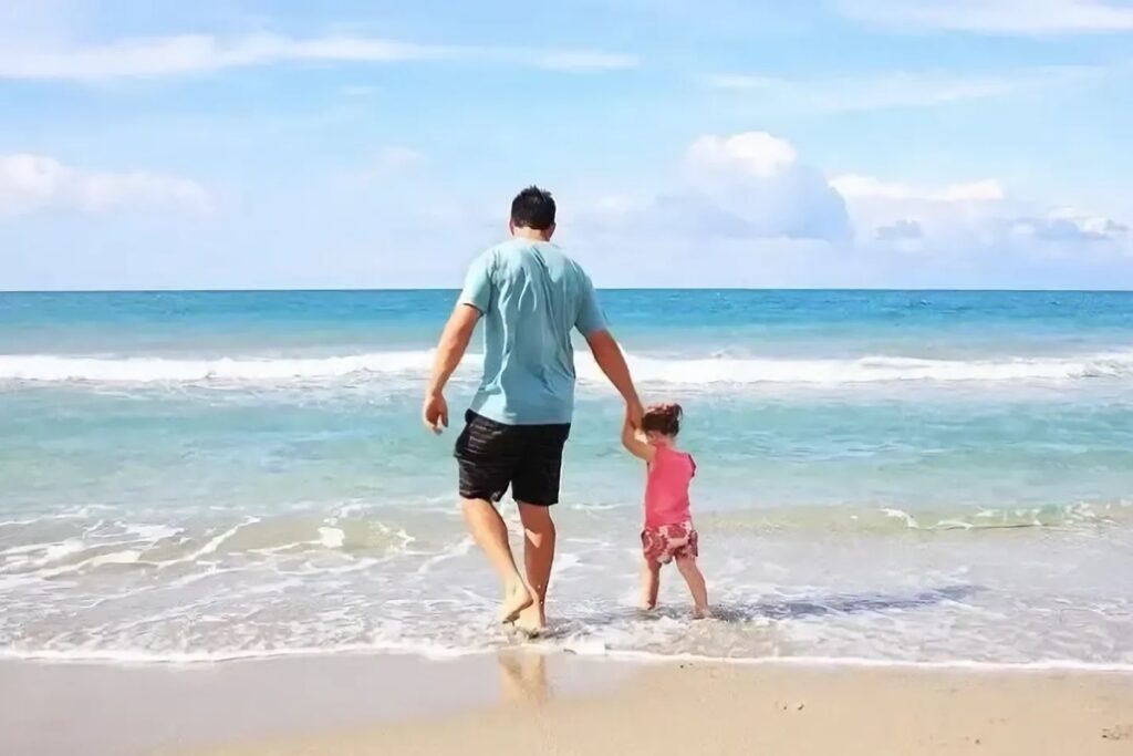 Un père et son enfant à la plage