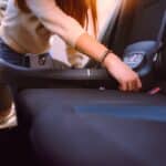 Comment bien choisir le siège auto pivotant de votre bébé