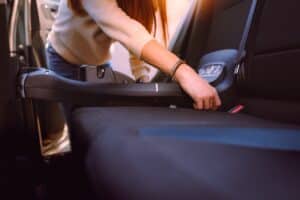 Comment bien choisir le siège auto pivotant de votre bébé