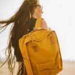 femme avec un sac à dos