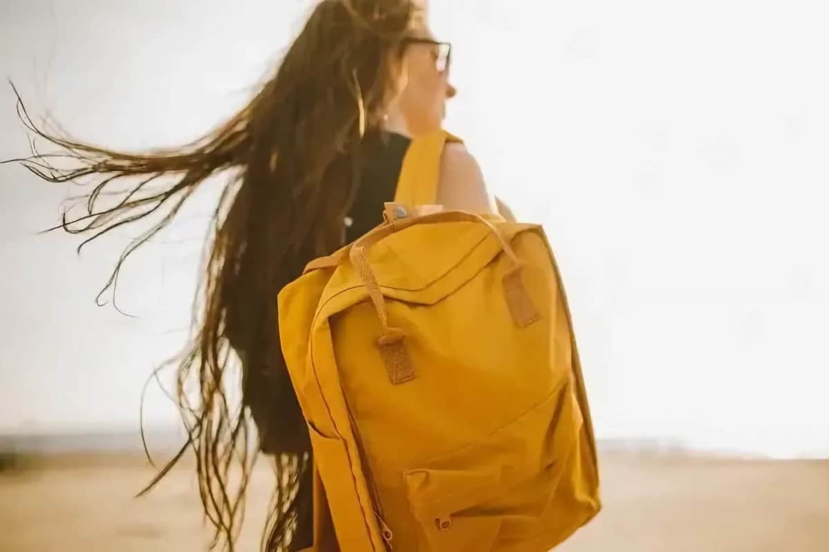 femme avec un sac à dos