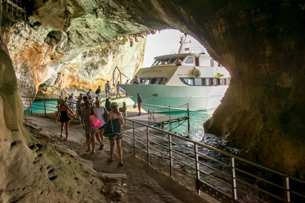 entrée de la grotte du Bœuf Marin en Sardaigne