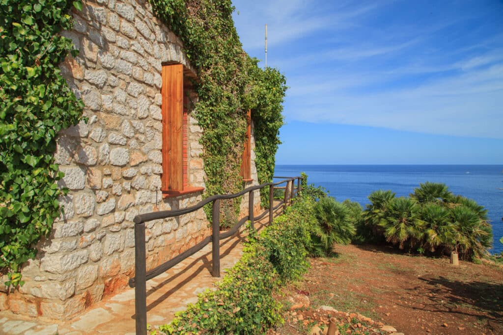 maison sicilienne près du bord de mer dans le parc national du Zingaro