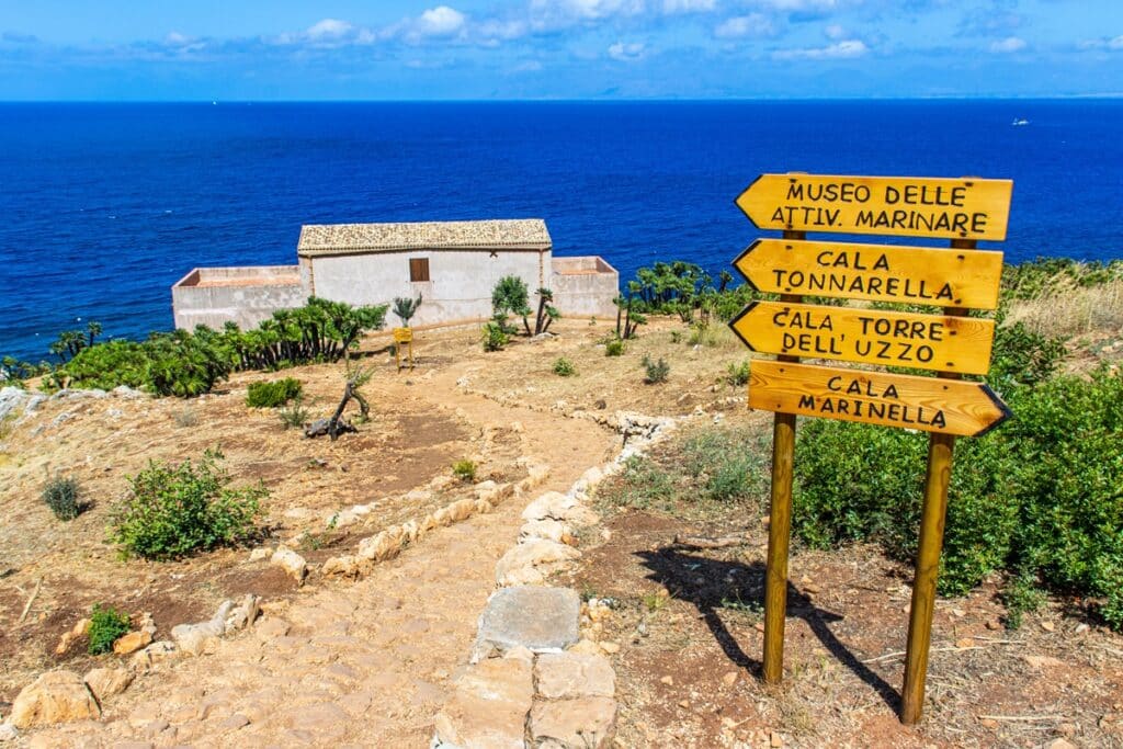 sentier dans la réserve du Zingaro