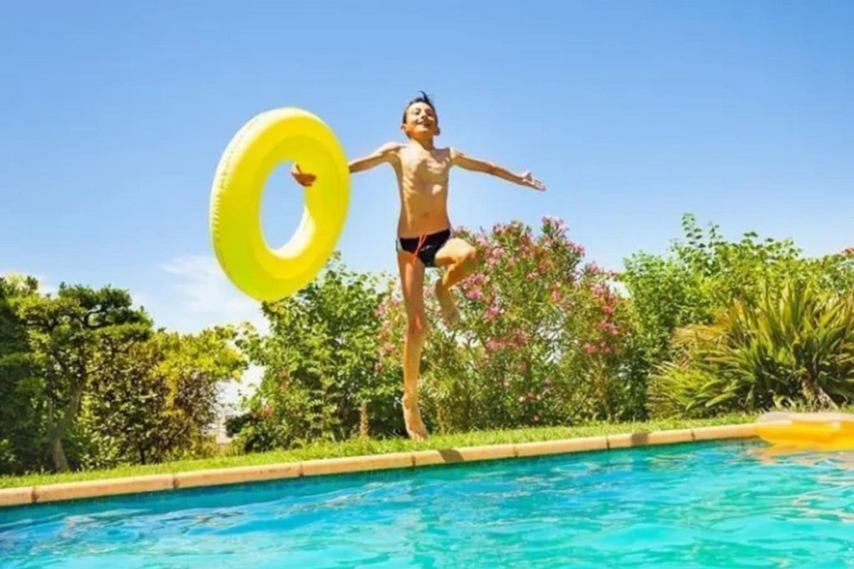 enfant saute piscine du camping