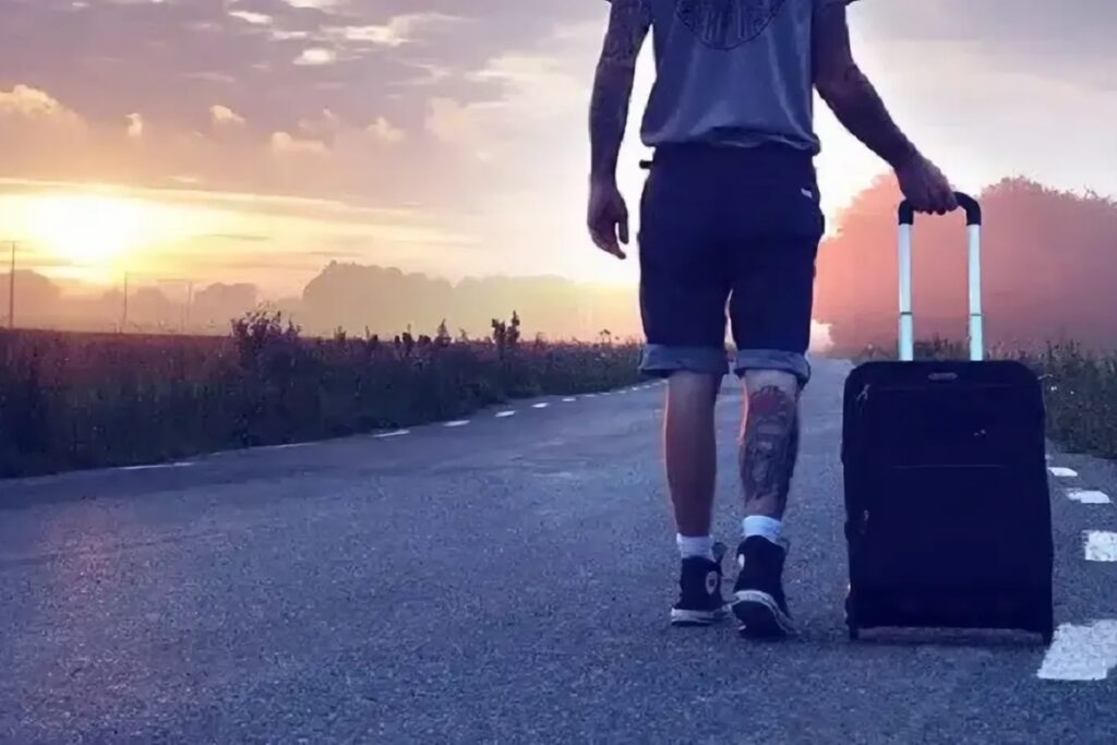 homme avec une valise cabine