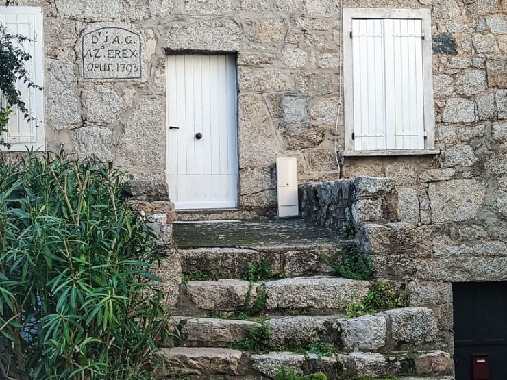maison en pierre à sainte lucie de tallano