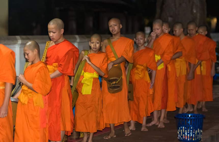 tak bat moines luang prabang