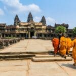 moines en tenue traditionnelle devant Angkor Wat