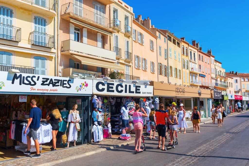 rue commerçante de Saint-Tropez