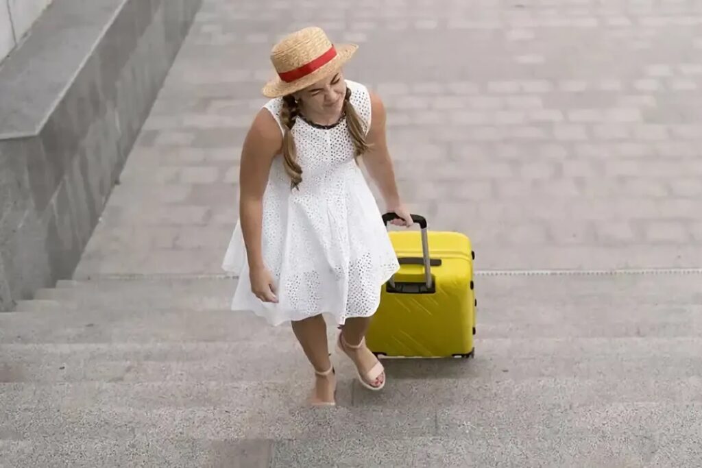 femme avec une grosse valise jaune