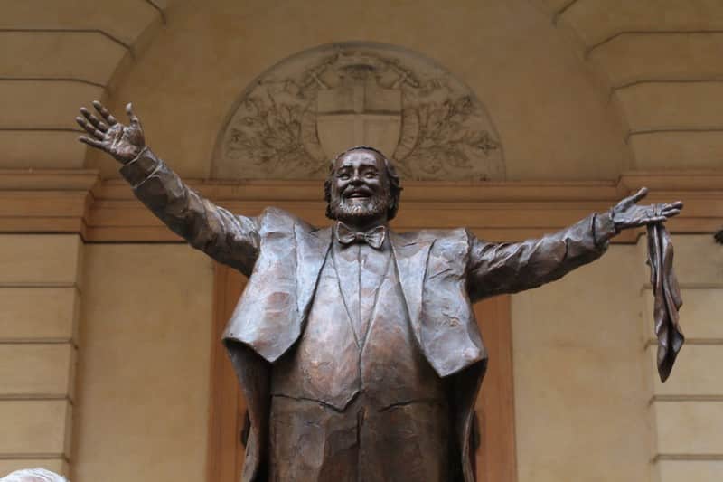 statue pavarotti modène