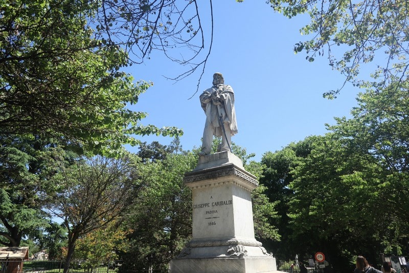 statue