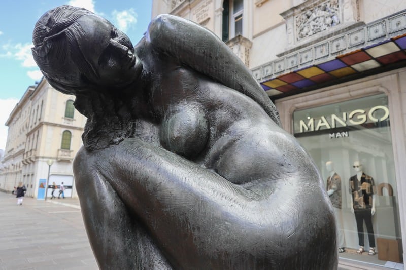 statue