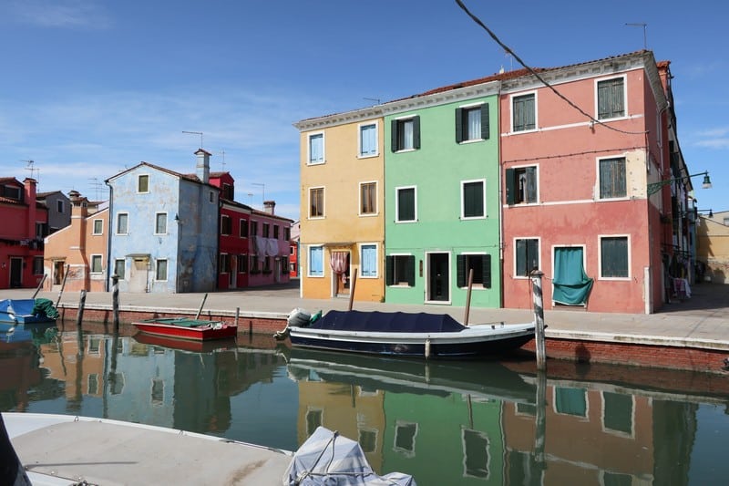 maisons colorées et canal