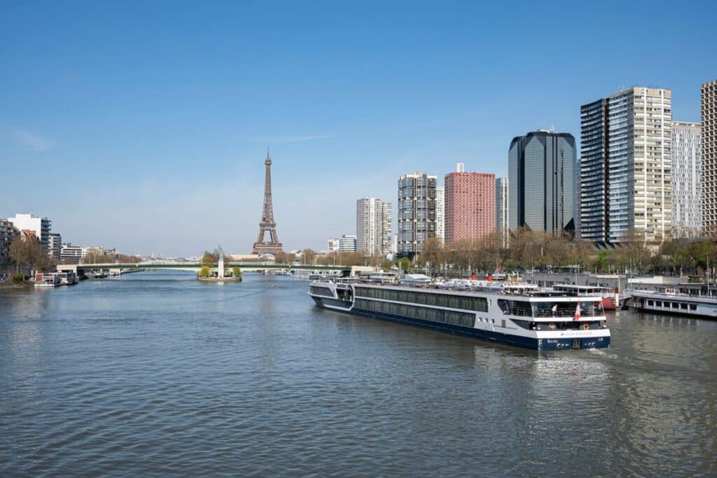 Admirez Paris depuis la Seine tout en dégustant un délicieux repas