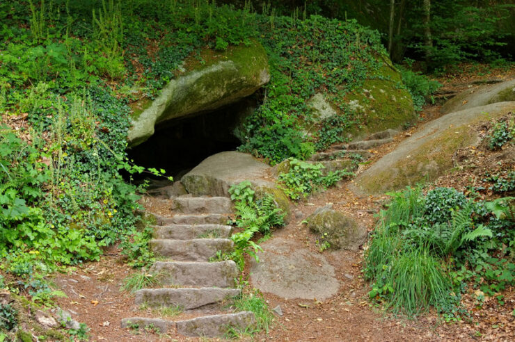 grotte dans la foret de huelgoat