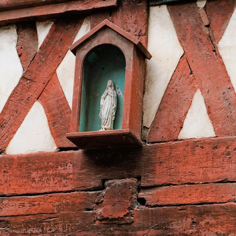 sculpture sur une maison à pans de bois