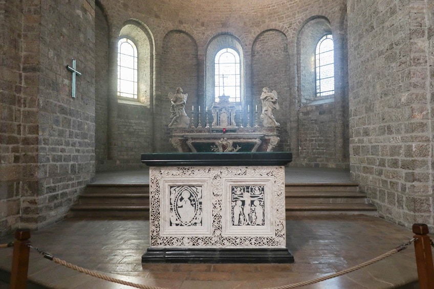 intérieur abbaye de gellone
