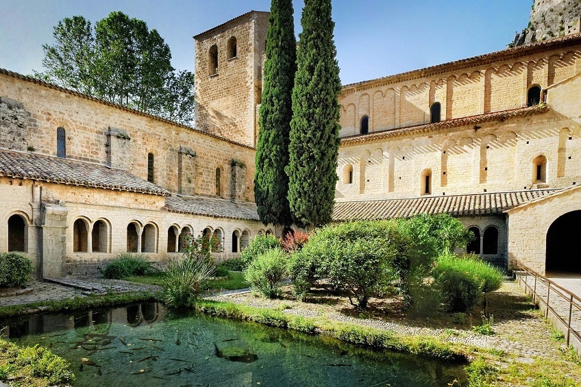 saint guilhem le desert que voir