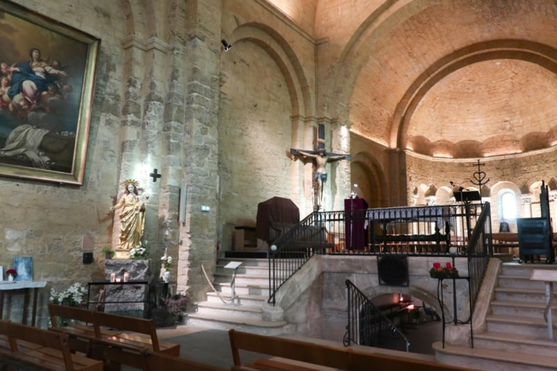 église saintes maries de la mer intérieur