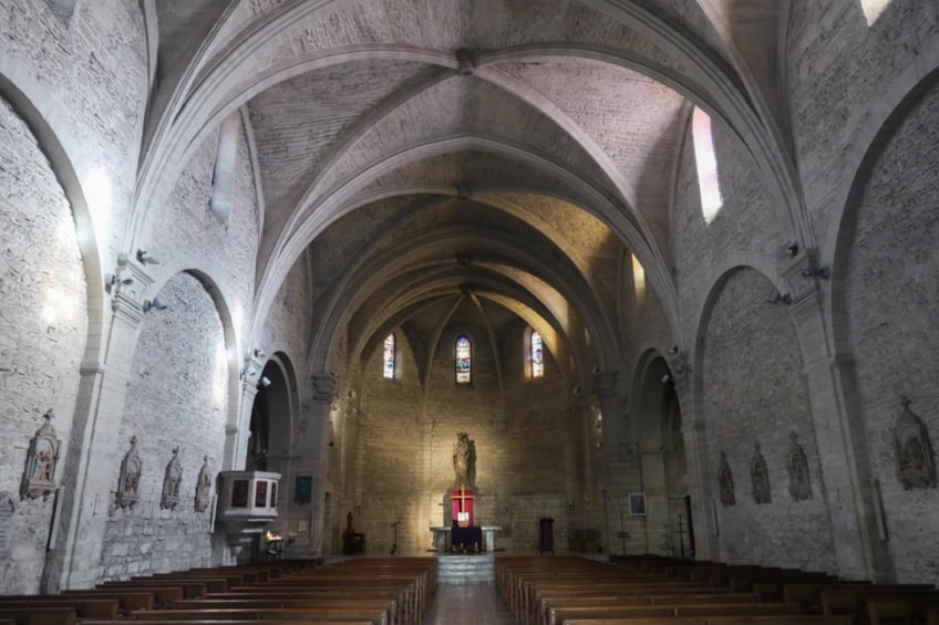 intérieur église vauvert