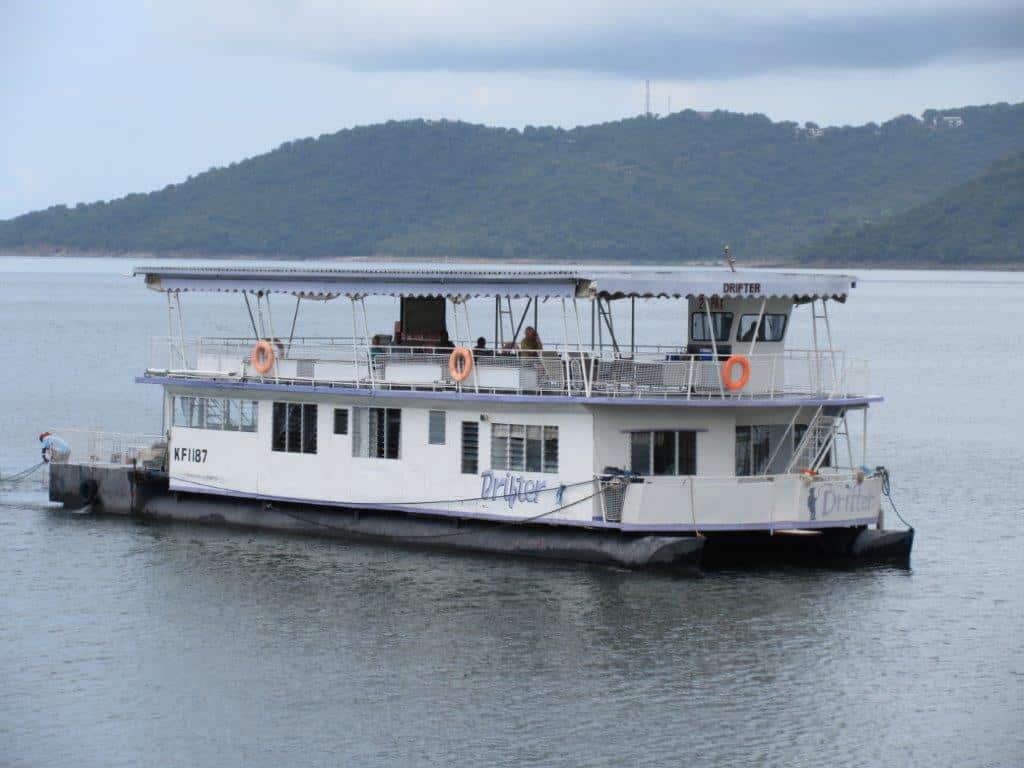 houseboat lac kariba