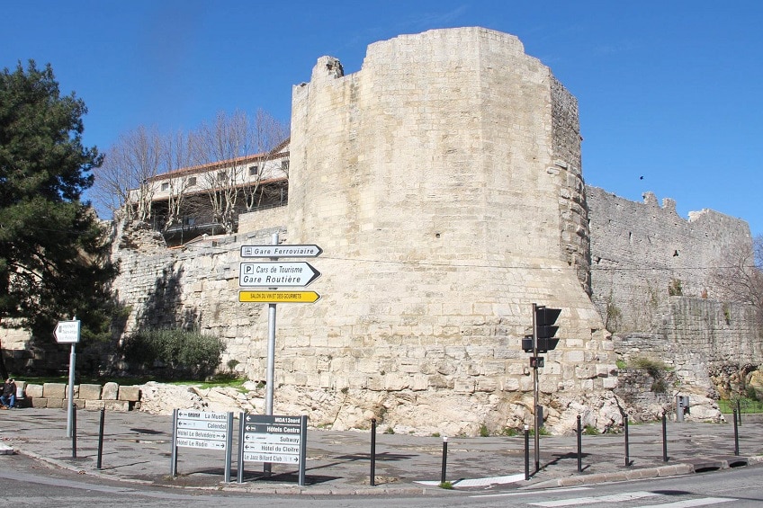 visiter arles et ses alentours