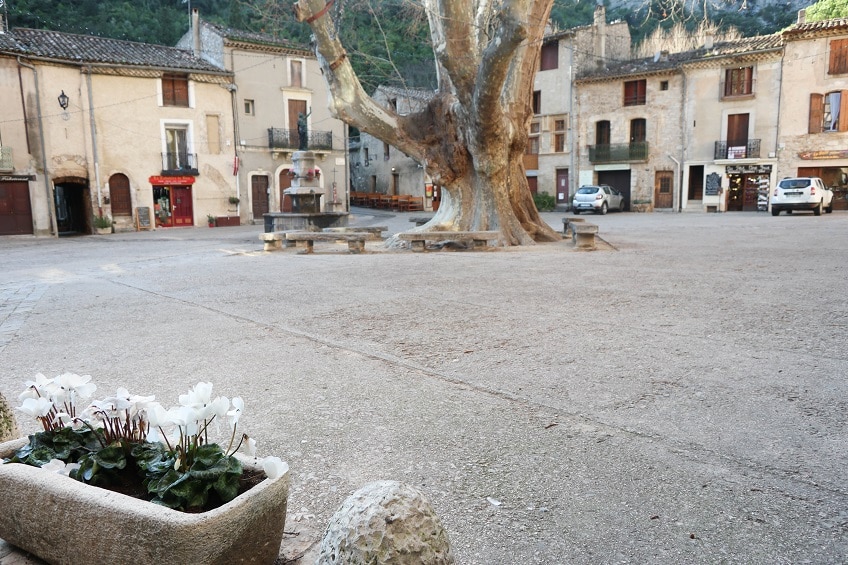 saint guilhem le desert place de la liberté